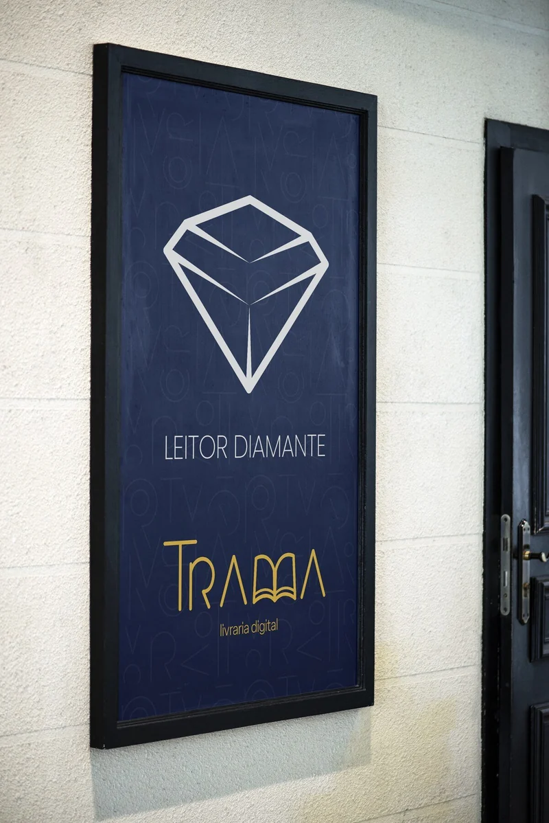 Pôster “Leitor Diamante” emoldurado numa parede: um diamante desenhado com linhas finas e o logo da Trama sobre fundo azul-anil
